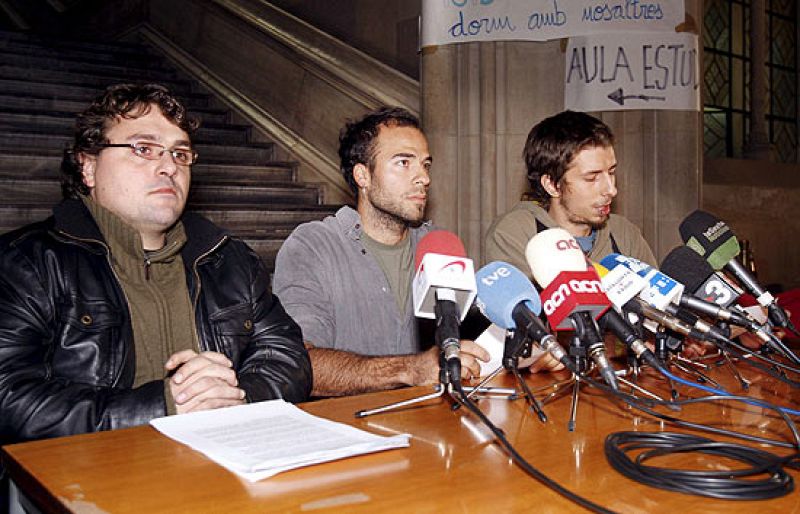  Los estudiantes de la Universidad Autónoma de Barcelona continúan este lunes con el encierro iniciado la semana pasada para protestar contra el Plan Bolonia.