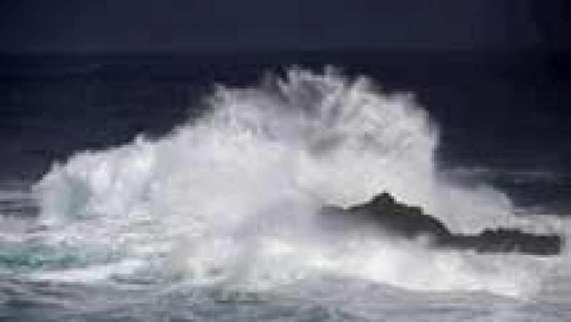 Alerta roja en Galicia y la costa occidental de Asturias por olas de hasta nueve metros de altura