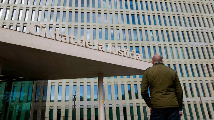 Telediario 1 - El padre de uno de los menores que sufrió presuntos abusos sexuales en los Maristas de Barcelona emprenderá acciones legales