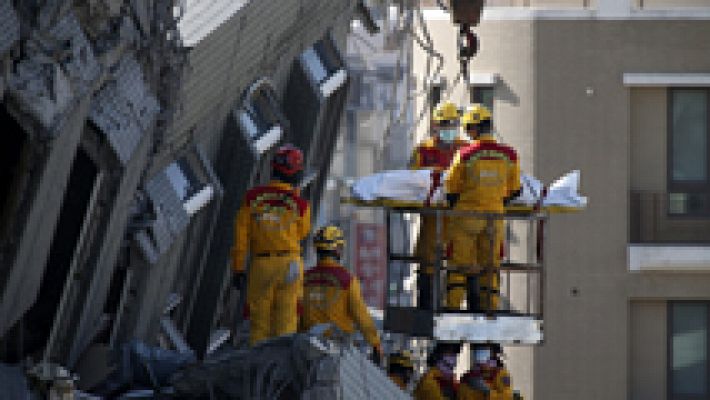 Continúan los trabajos de rescate tras el seismo en Taiwan