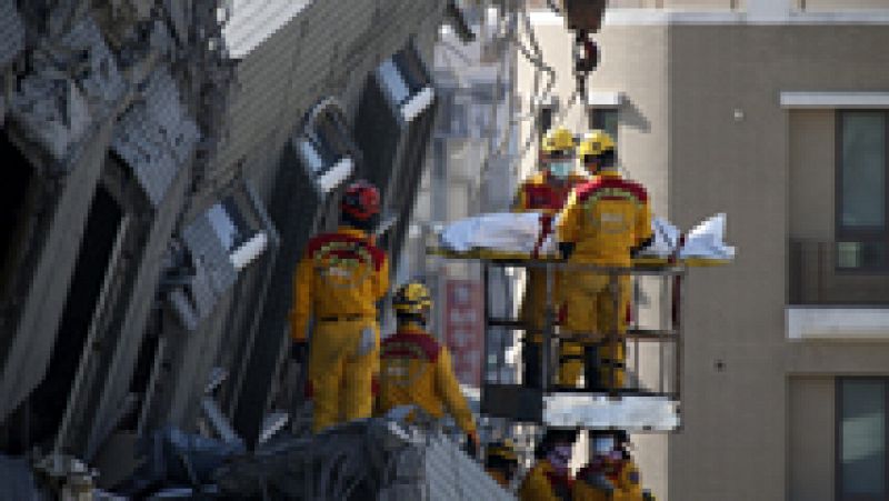 Continúan los trabajos de rescate tras el seismo en Taiwan