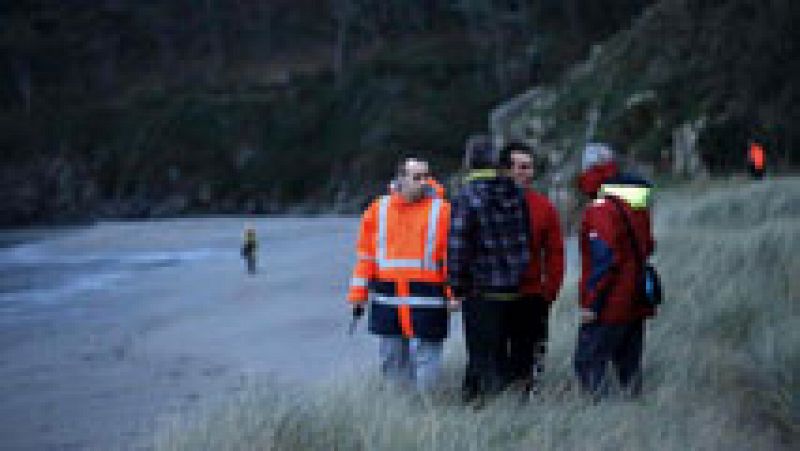 Salvamento busca a un bebé de 20 meses arrastrado por una ola en Navia, Asturias
