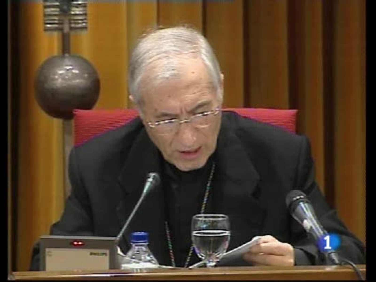 Carlos Amigo dice que quitar los símbolos religiosos de los colegios no favorece la convivencia. El Presidente de la Conferencia Episcopal ha hablado de otros asuntos como la Memoría Histórica. 