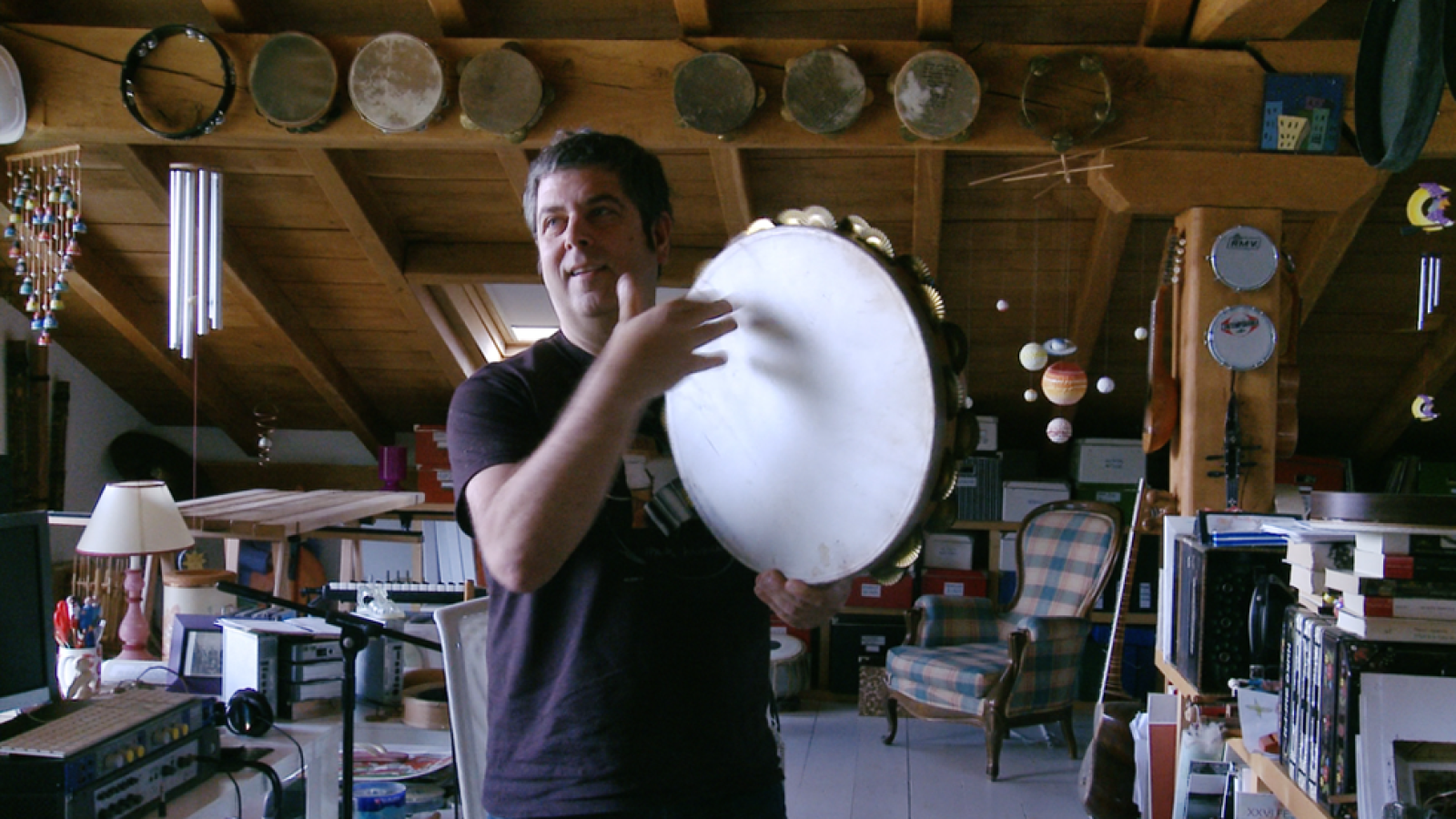 Kepa Junkera enseña su colección de instrumentos