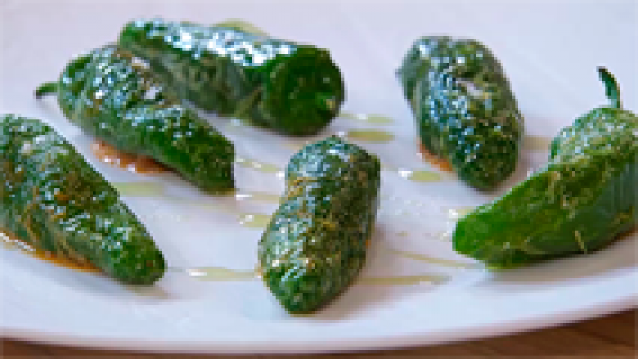 Pimientos del padrón rellenos de txangurro