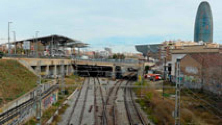 Un incendio en una estación abandonada obliga a cerrar la circulación de trenes en Barcelona