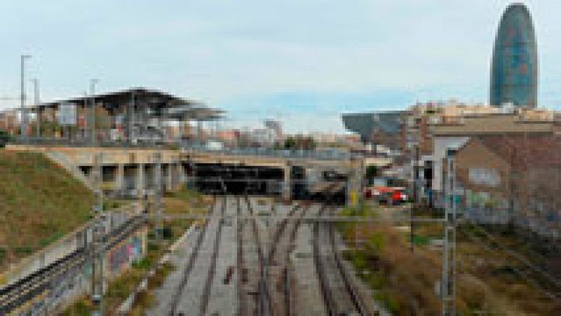 Un incendio en una estación abandonada obliga a cerrar la circulación de trenes en Barcelona