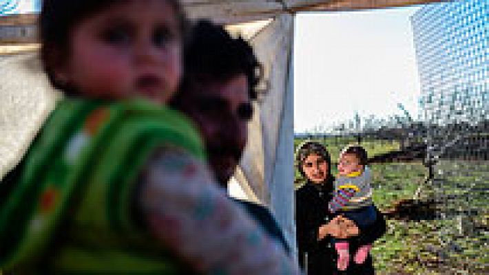 En torno a 50.000 refugiados sirios se agolpan en la frontera con Turquía