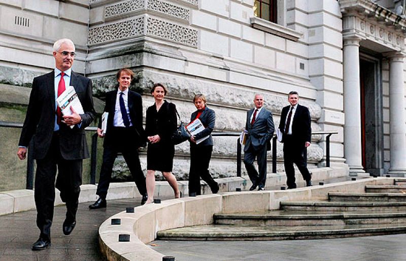 El gobierno de Gordon Brown ha presentado un paquete de medidas valorado en 23.500 millones de euros para evitar la prolongación de la recesión.