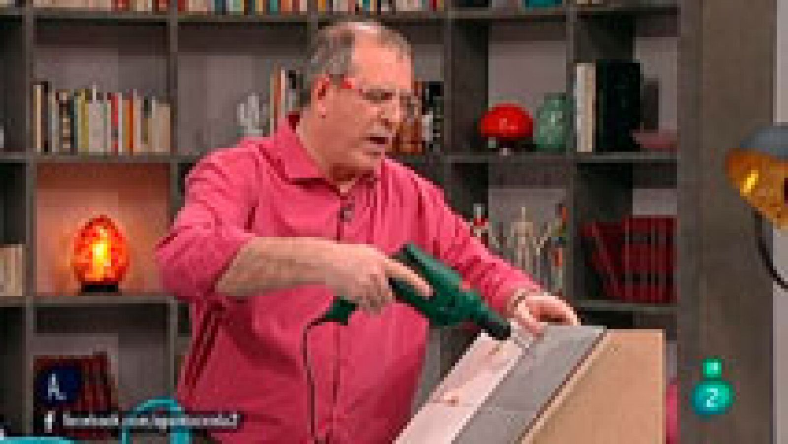 A punto con La 2 - Bricolaje - Colgar estanterías y taladrar azulejos