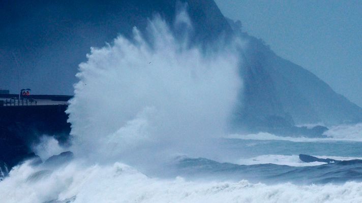 Telediario 1 - El temporal de agua y viento sigue azotando con fuerza la cornisa cantábrica