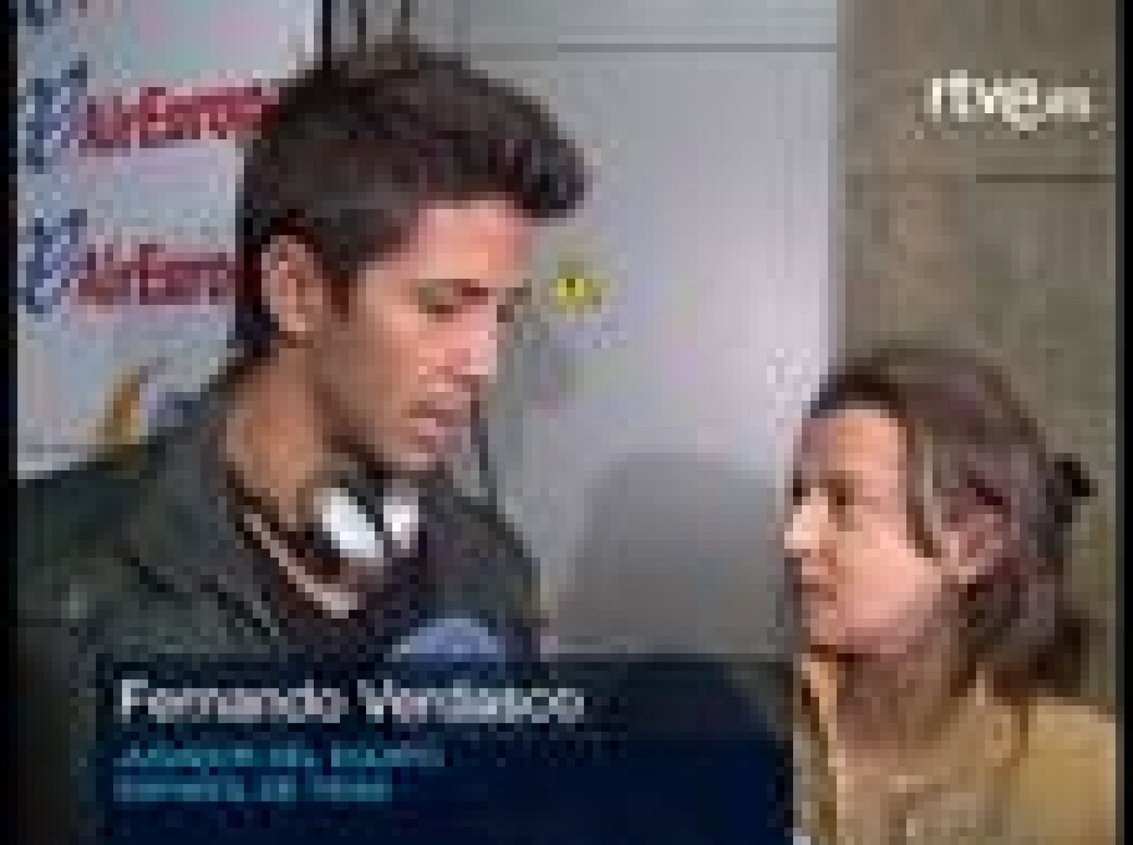 Los tenistas Fernando Verdasco y David Ferrer comparten sus impresiones con TVE a la llegada al aeropuerto de Barajas (Madrid).