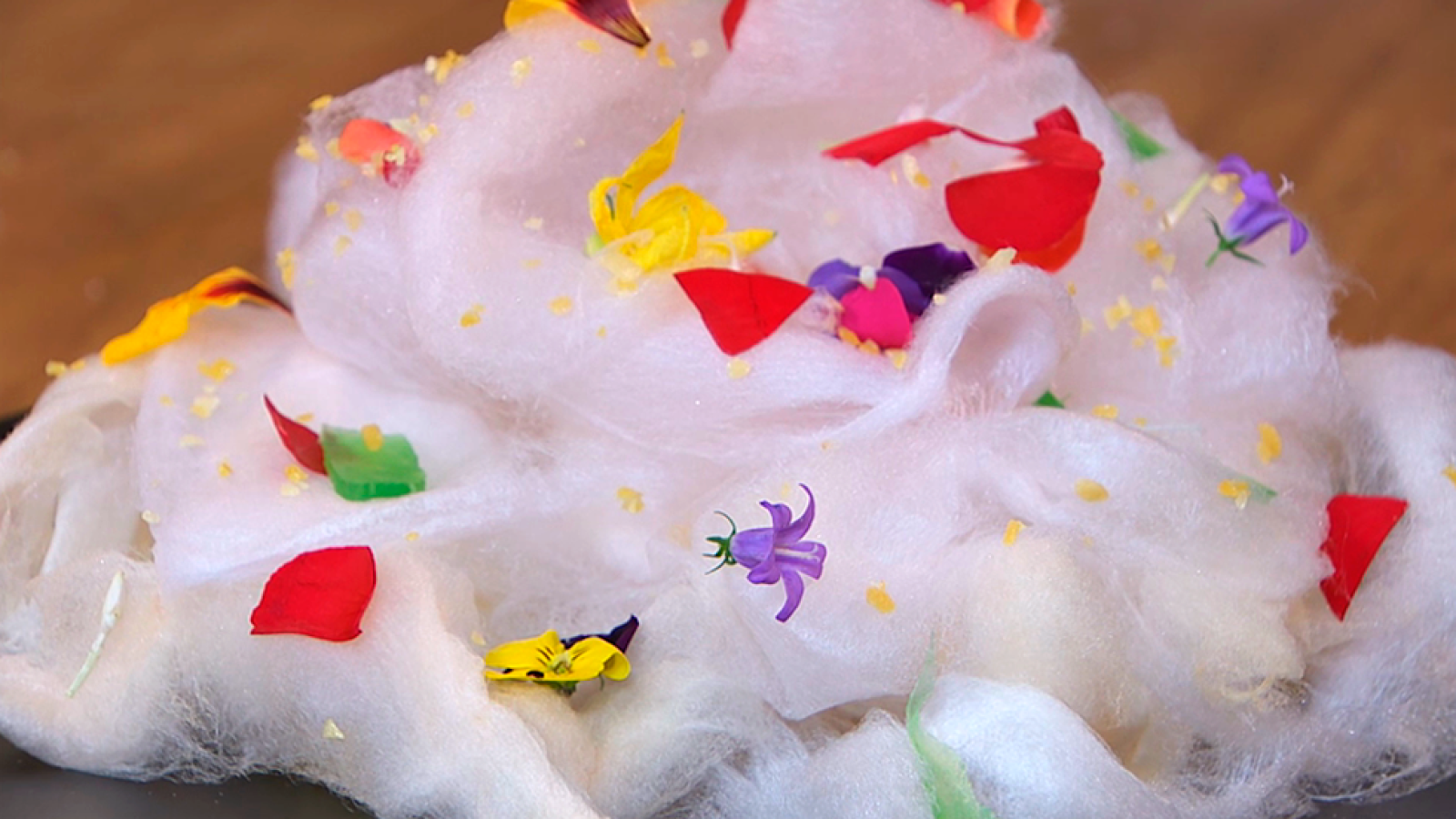 Postres románticos: Receta de rosa comestible y nube de flores