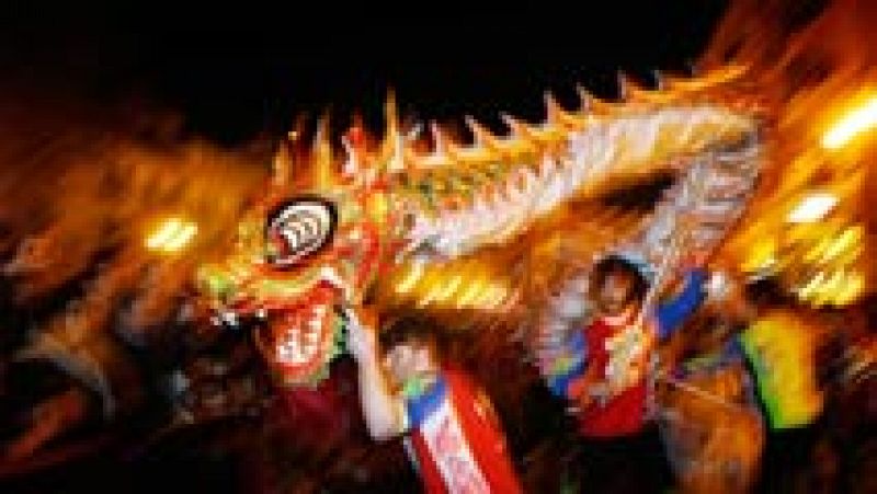 La danza del dragón da la bienvenida al año nuevo chino