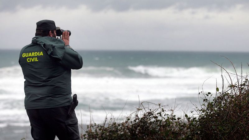 Continúa la búsqueda del bebé que se llevó un golpe de mar en Navia