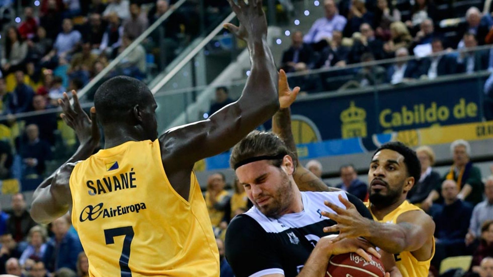 El Herbalife Gran Canaria superó al Dominion Bilbao Basket por 91-85 en un encuentro intenso y competido, que decantó el capitán local Báez en el arranque del último cuarto tras liderar un parcial 17-6. Omic (20 puntos) y Newley (18) fueron los máximos anotadores de un combinado grancanario que ha vencido en diez de sus últimos 11 compromisos entre Liga Endesa y Eurocopa, mientras que Hannah (23 puntos) brilló en el cuadro vasco.
