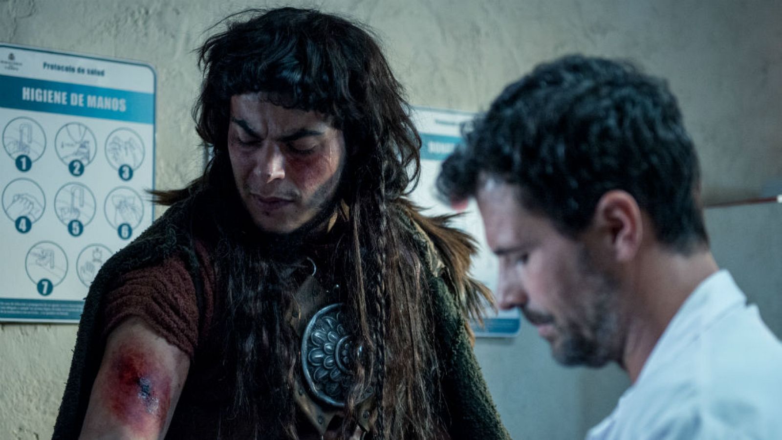 El ministerio del Tiempo - El negro de Malviviendo en la época de Viriato | Ver