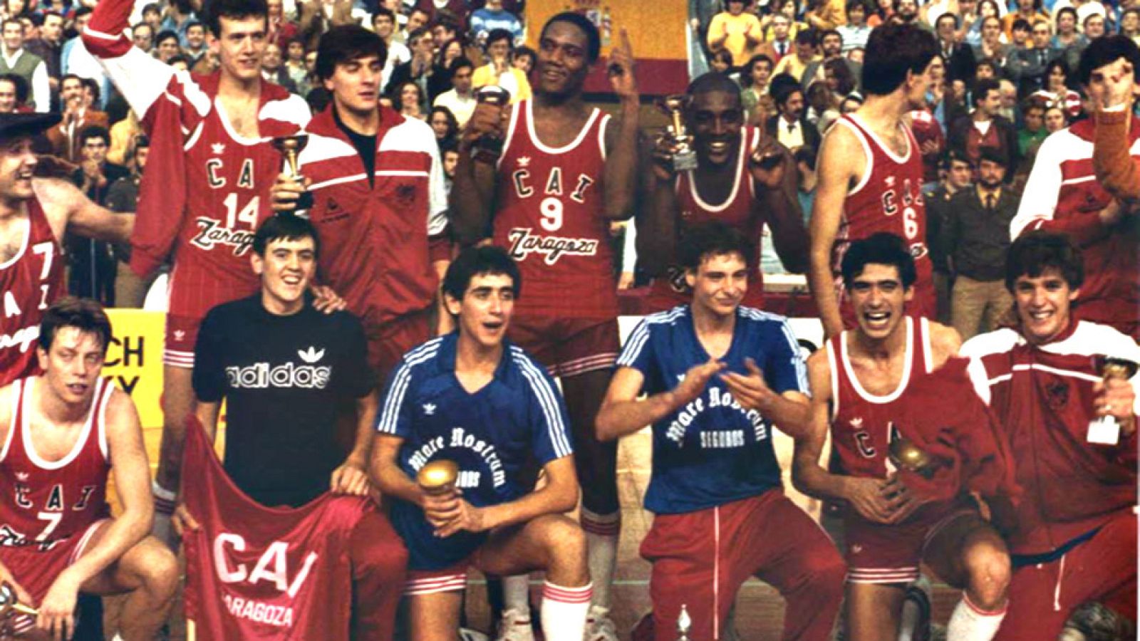 La final de la Copa del Rey ha evolucionado desde jugarse en una terraza en Barcelona al flamante Gran Canaria Arena. Desde 1983 el formato actual está vidente.