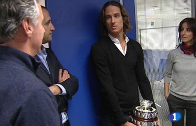 TVE ha estado en Argentina con el equipo español de la Davis, ahora son dos de los héroes de la Ensaladera los que están en el corazón de TVE. Felicano y Verdasco han visitado con sus réplicas de la Ensaladera la redacción de TVE.