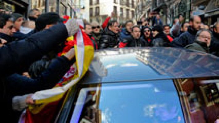 Telediario 1 - Policías municipales de Madrid insultan al concejal de Seguridad y golpean su coche tras una protesta