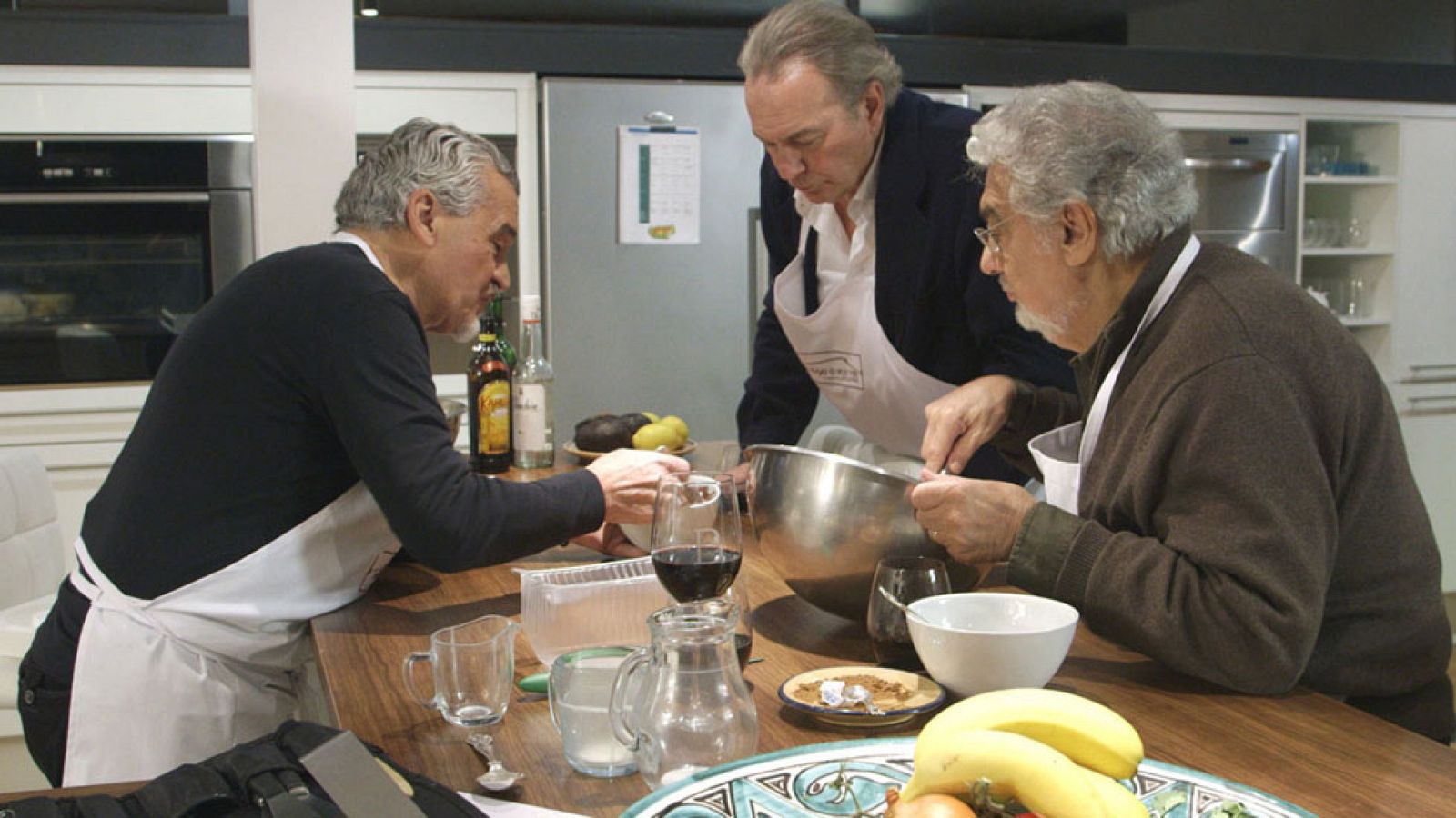 En la tuya o en la mía- Paco Torreblanca y Bertín Osborne cantan "cumpleaños feliz" a Plácido Domingo