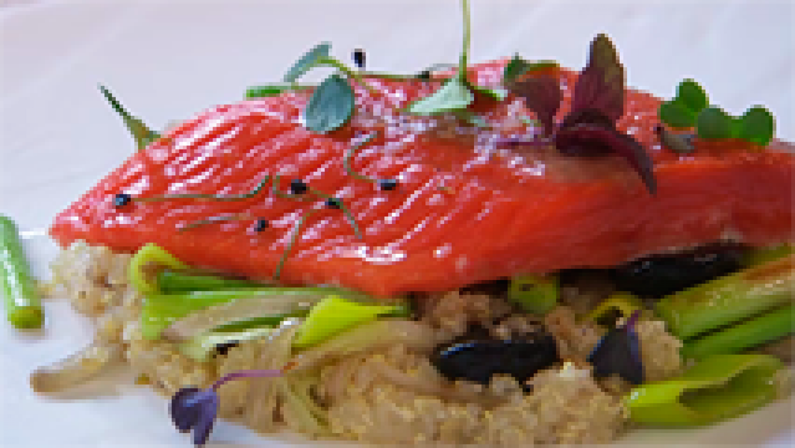 Receta de Salmón con quinoa y ajo negro - Torres en la Cocina