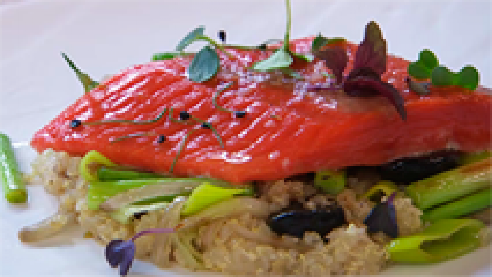 Receta de salmón con quinoa y ajo negro