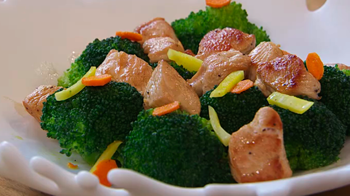 RTVE Cocina - Receta de paco con brócoli, jengibre y cúrcuma