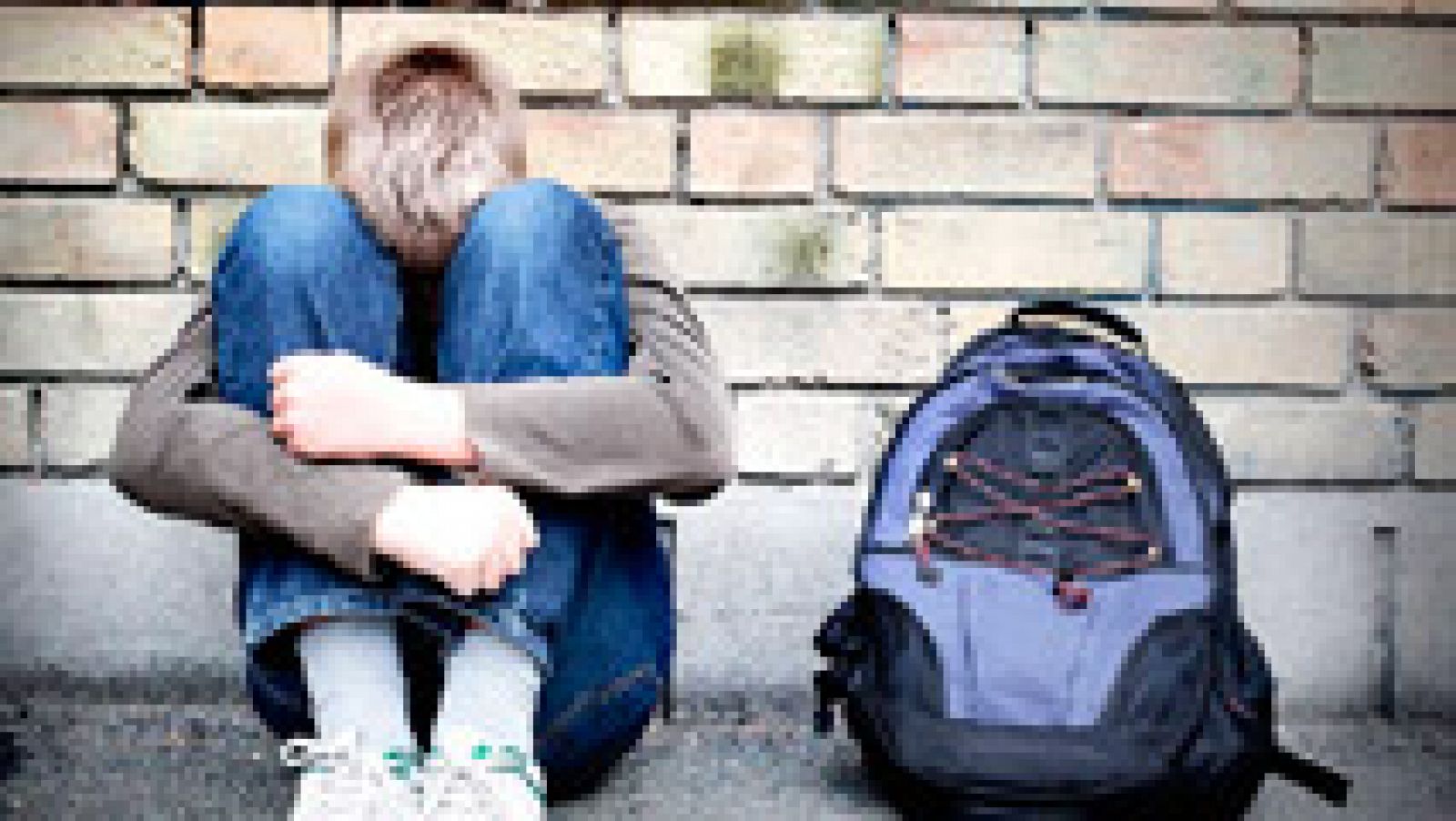Telediario 1: Diez de cada 100 menores entre 12 y 16 años en España afirma ser víctima de acoso escolar, según Save The Children | RTVE Play