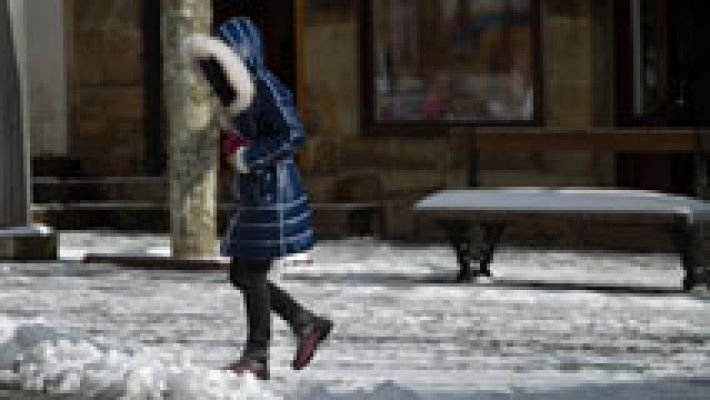 Nieve en cotas bajas de centro y norte del país y viento en Canarias