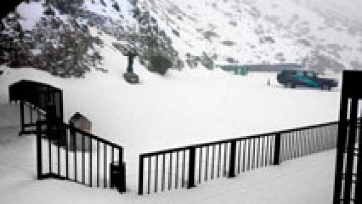 Temporal de nieve en Canarias, con 17 carreteras cortadas, y mal tiempo en las costa penínsular