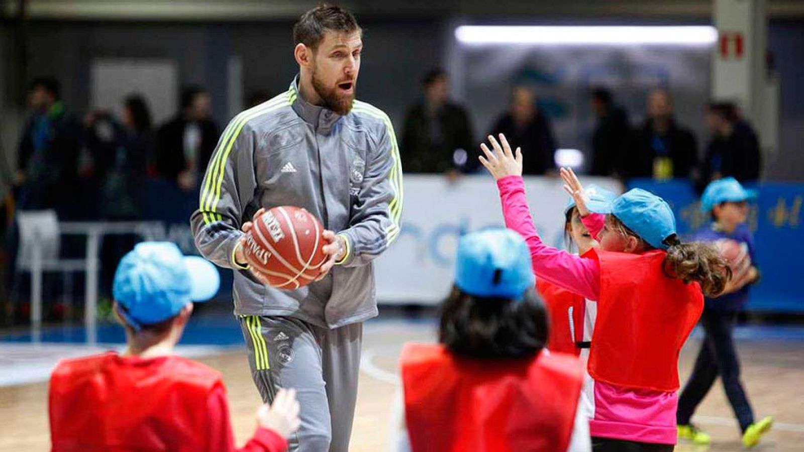 El Real Madrid inicia este viernes la defensa del título en la Copa del Rey de A Coruña con su duelo de cuartos de final ante el Montakit Fuenlabrada (19:00 horas/La1), un derbi madrileño en el Coliseum al que el campeón llega avisado por la derrota liguera hace un mes, un motivo más para que la maquinaria blanca encuentre sin vacilar su mejor versión.