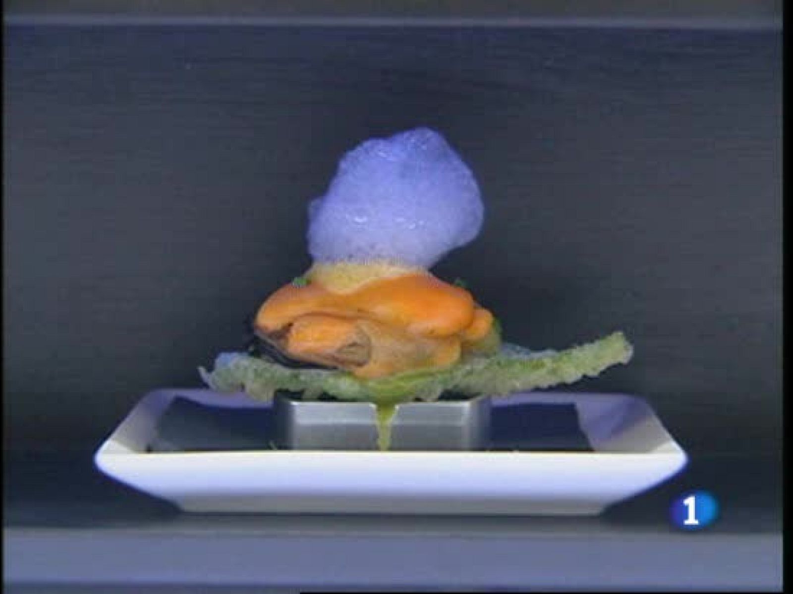   El bar "Niza" ha ganado el concurso del congreso "Lo Mejor de la Gastronomía" que se celebra en San Sebastián. Allí hemos visto auténticas virguerías de cocina en miniatura. 