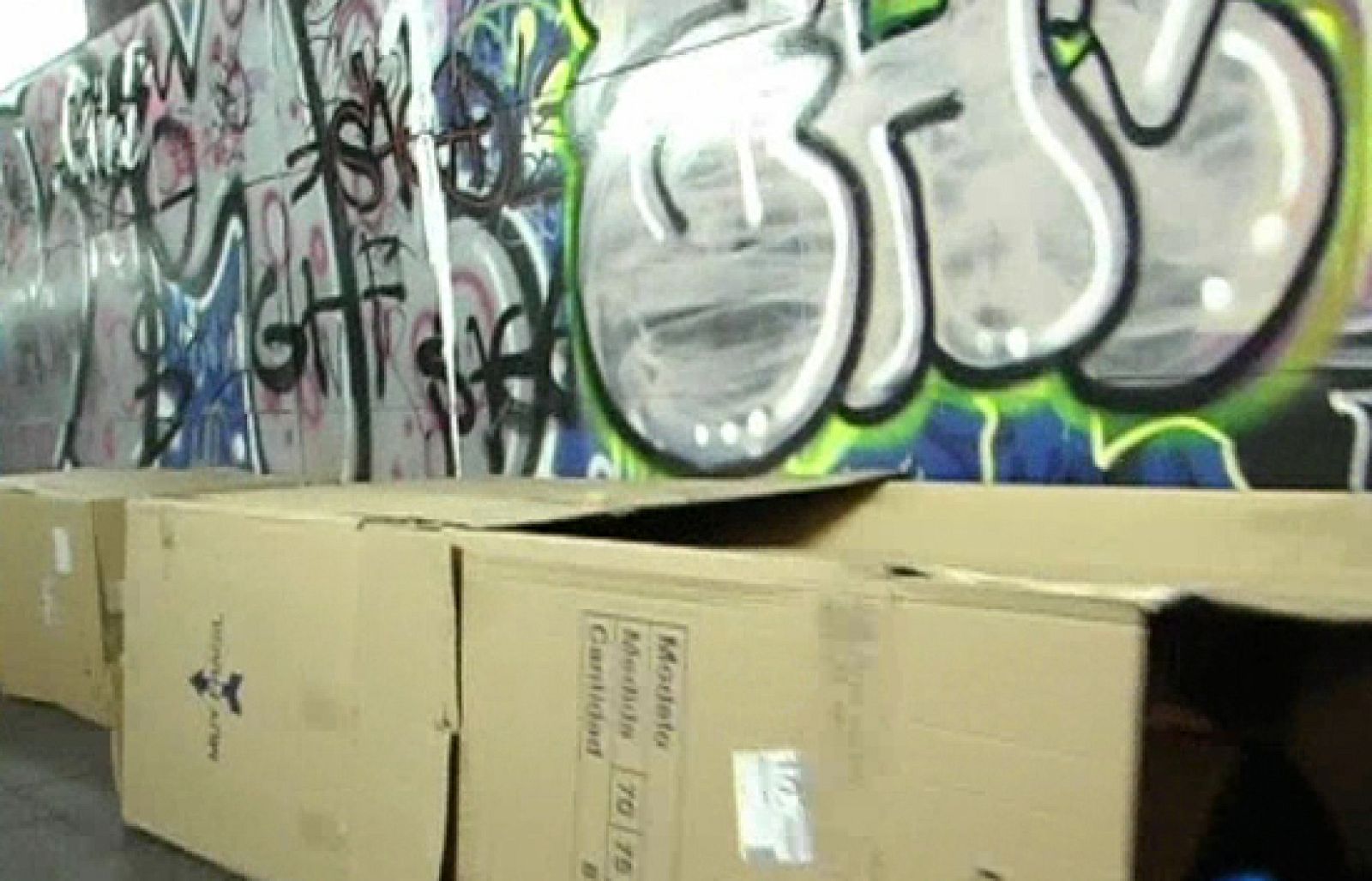  En Madrid, la noche ha sido muy fría. A dos grados bajo cero han llegado los termómetros justo la noche en la que el ayuntamiento ha puesto en marcha la campaña contra el frío en los albergues. Son casi 1.700 camas para las personas sin techo, que se calcula que son más de 700 solo en el centro de la ciudad . 