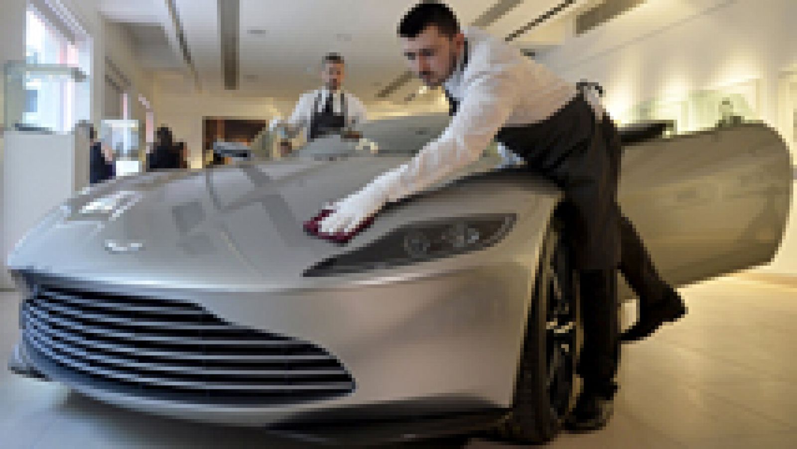 Informativo 24h: Subastan el Aston Martin de la última película de James Bond por 3,15 millones de euros | RTVE Play