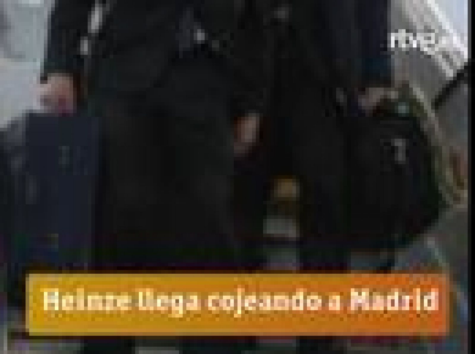 El defensa argentino del Real Madrid, Gabriel Heinze, ha llegado al aeropuerto de Barajas cojeando, tras el partido disputado ante el Bate en Bileorrusia.