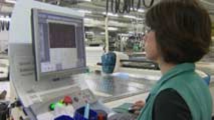 Telediario 1 - Las mujeres siguen ganando menos que los hombres con una brecha salarial del 24%