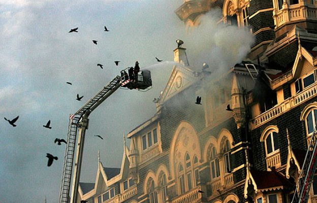  - 3 españoles encerrados