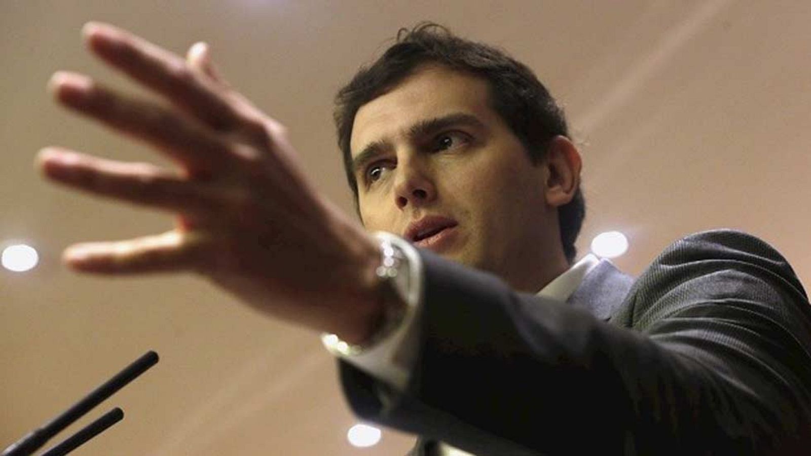 Rivera condiciona su apoyo al PSOE a una reforma exprés de la Constitución con cinco puntos irrenunciables