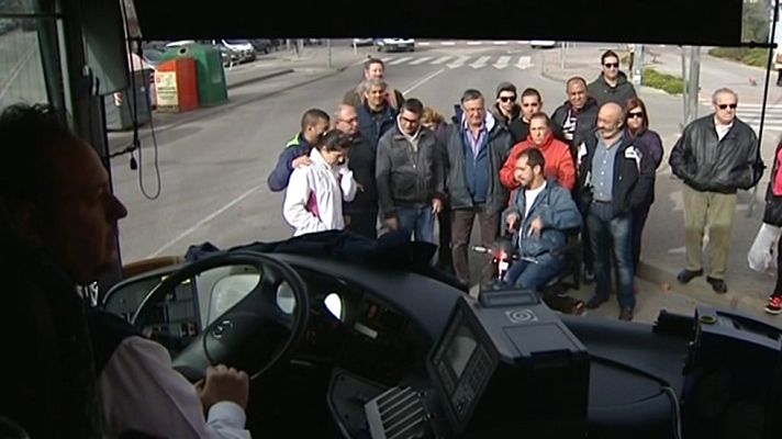 Telediario 1 - El Langui vuelve a bloquear otro autobús para denunciar la falta de accesibilidad