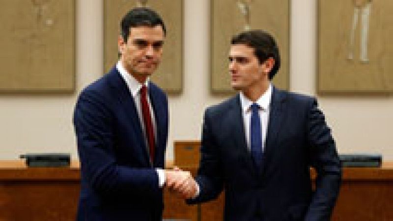 Pedro Sánchez y Albert Rivera firman en el Congreso el pacto de investidura