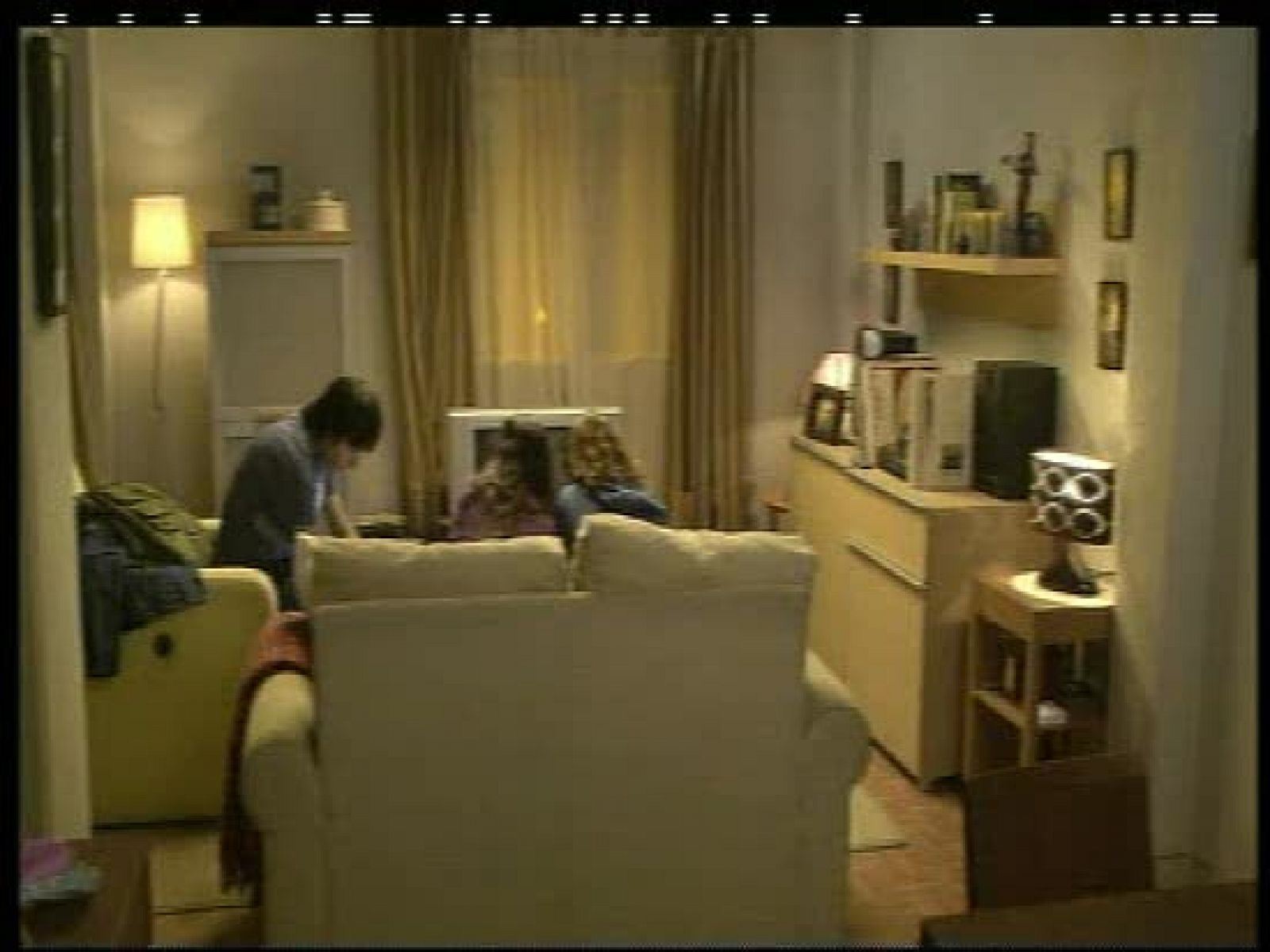 Escenas eliminadas Guante Blanco: Cap. 6. Valle conoce a las amigas de su hijo