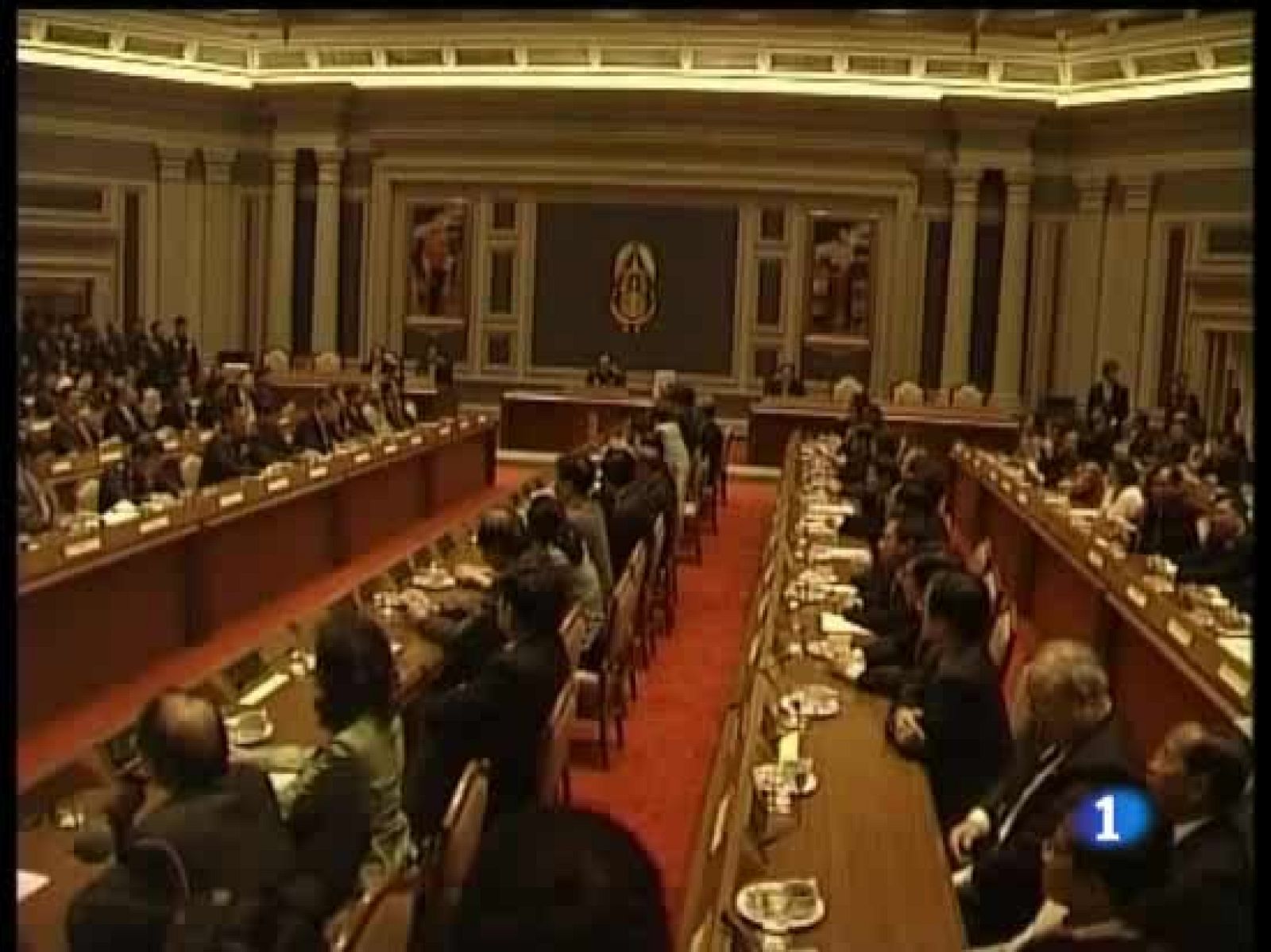  En Tailandia, las autoridades han decretado el Estado de emergencia en la capital, Bangkok, y en los dos aeropuertos de la ciudad, después de que los opositores hayan ocupado también el segundo aeropuerto. El primer ministro ha pedido al Ejército que no intervenga.