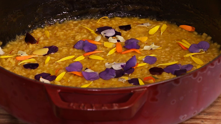 RTVE Cocina - Receta de arroz de azafrán, flores y verduras