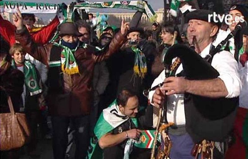 Más de 3.500 aficionados del Racing de Santander tiñen de color París. Los rancinguistas jugarán ante el PSG y no estarán sólos.