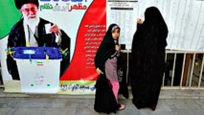 Telediario 1 - Irán vota en unas elecciones clave que dirimen la disputa entre reformistas y conservadores