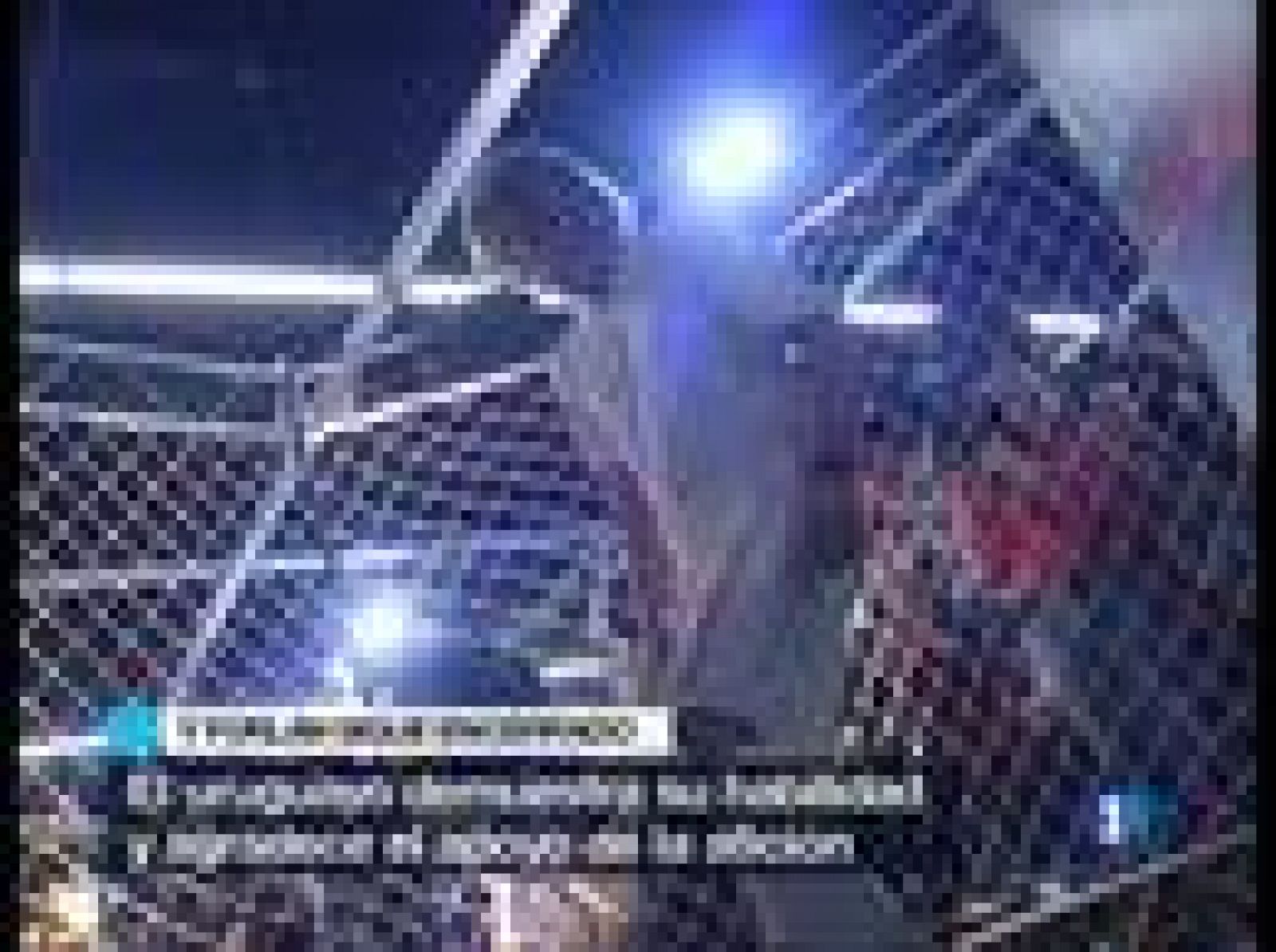 Diego Forlán se ha exhibido enjaulado en el Calderón. Una metáfora perfecta que refleja la situación que vivieron el miércoles los rojiblancos ante el PSV.