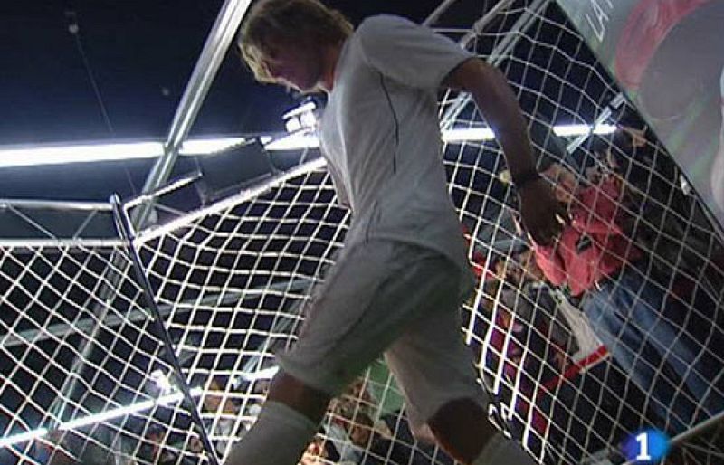 Diego Forlán se ha exhibido enjaulado en el Calderón. Una metáfora perfecta que refleja la situación que vivieron el miércoles los rojiblancos ante el PSV.