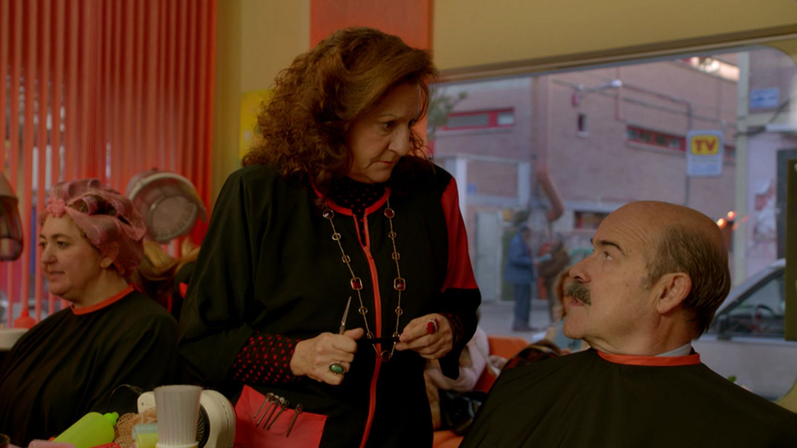 Cuéntame cómo pasó - Nieves se prepara para hacerse pasar por la novia de Olmedilla