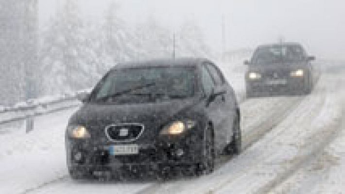 La nieve causa dificultades en un centenar de carreteras